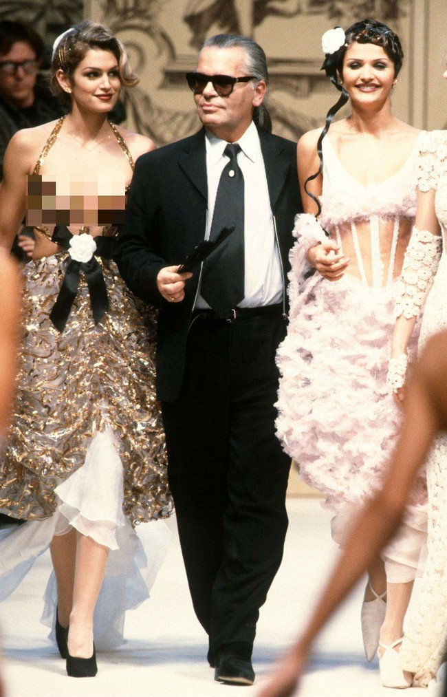 Cindy adalah model kesayangan para desainer, tak terkecuali Karl Lagerfeld. Mereka berpose bersama dengan Claudia Schiffer di fashion show Chanel 1993. Foto: Ist.