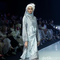 Fashion show busana muslim terbaru Ria Miranda yang mengangkat tema Lullatone di Indonesia Fashion Week 2018, Jakarta Convention Center, Sabtu [31/3/2018]. [Foto: Mohammad Abduh/Wolipop]