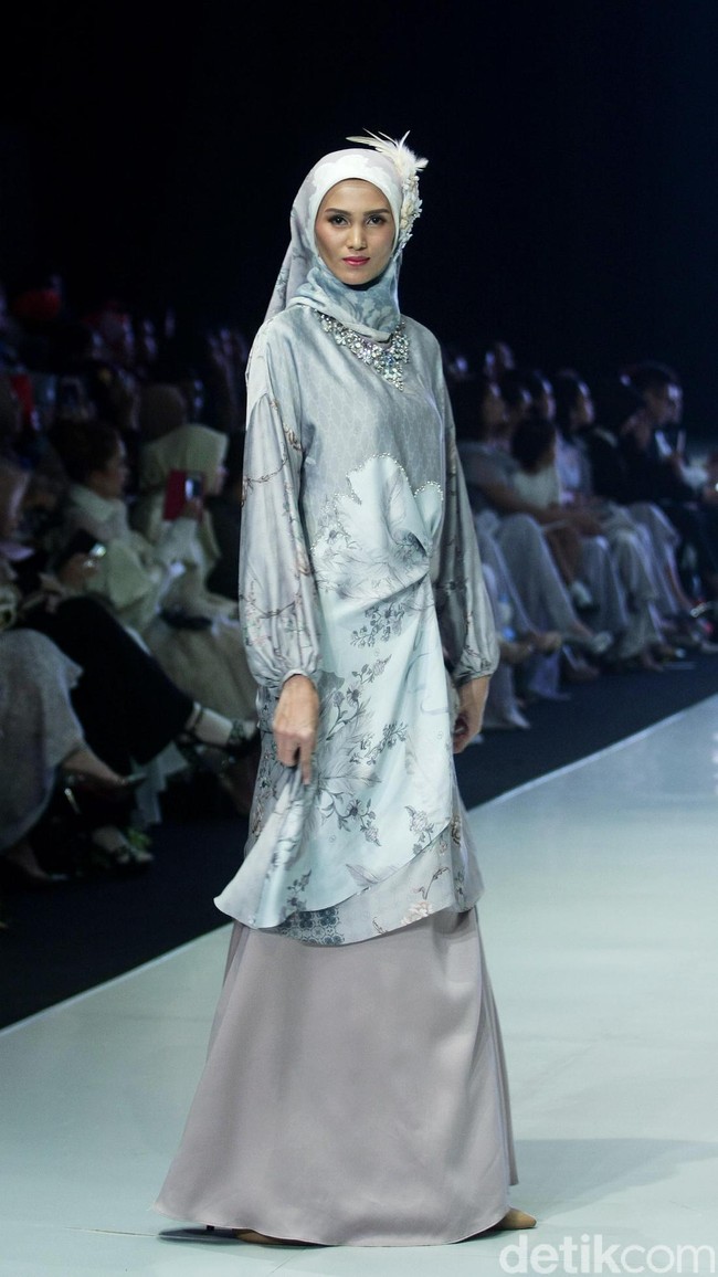 Fashion show busana muslim terbaru Ria Miranda yang mengangkat tema Lullatone di Indonesia Fashion Week 2018, Jakarta Convention Center, Sabtu [31/3/2018]. [Foto: Mohammad Abduh/Wolipop]