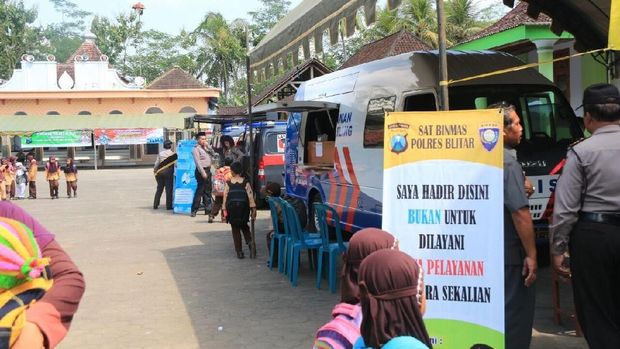 Di Blitar, Perpanjangan SIM Bisa Dibikin di Depan Masjid