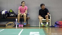 Di antara tiga anaknya, hanya si bungsu Karen yang serius bergelut di bulutangkis.