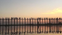 Dilansir dari situs MyanmarBurma.com, Jembatan U Bein merupakan jembatan kayu jati yang terpanjang dan tertua di dunia (seasiaig/Instagram)