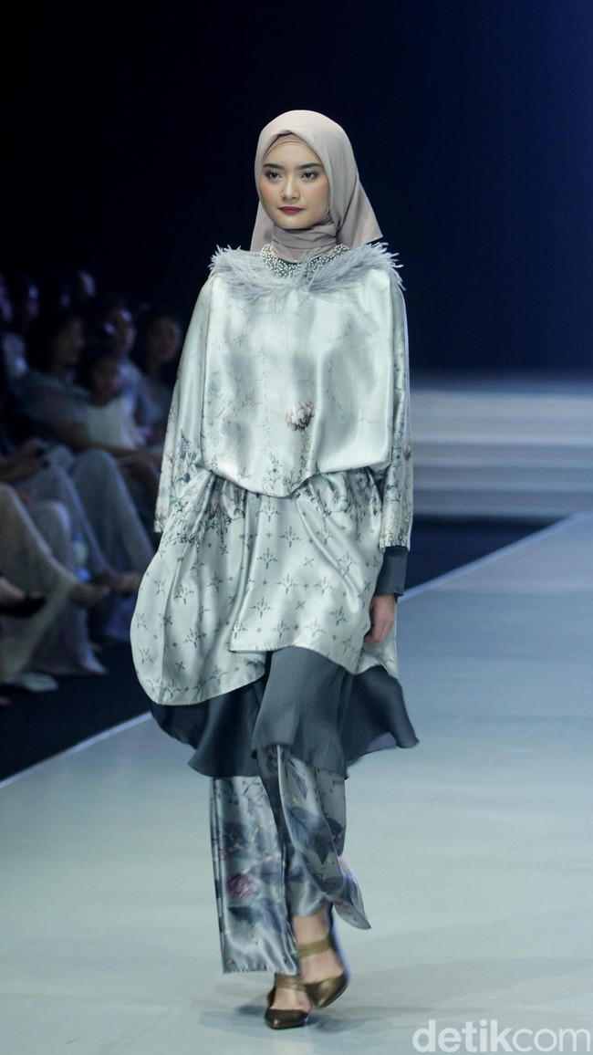 Fashion show busana muslim terbaru Ria Miranda yang mengangkat tema Lullatone di Indonesia Fashion Week 2018, Jakarta Convention Center, Sabtu [31/3/2018]. [Foto: Mohammad Abduh/Wolipop]