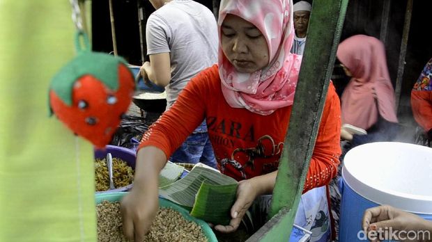Nasi Megono gratis untuk duafa dan anak yatim di Pekalongan tiap hari Jumat.