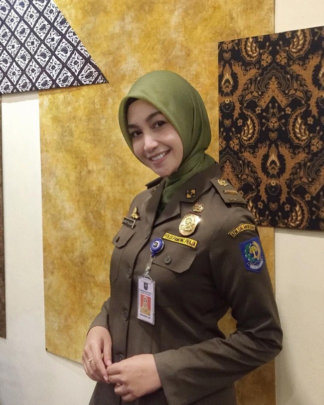 Pernah menjadi Satpol PP dalam sehari, banyak netizen yang siap dirazia oleh Muvida. Ia menulis perannya ini merupakan bagian dari Gerakan Aparat Satuan Polisi Pamong Praja Menuju Indonesia Ramah. Foto: Instagram