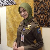 Pernah menjadi Satpol PP dalam sehari, banyak netizen yang siap dirazia oleh Muvida. Ia menulis perannya ini merupakan bagian dari Gerakan Aparat Satuan Polisi Pamong Praja Menuju Indonesia Ramah. Foto: Instagram