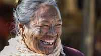 Tradisi menato wajah wanita di Suku Chin itu pun dianggap tabu pada tahun 1960 (Dave Stamboulis/BBC Travel)