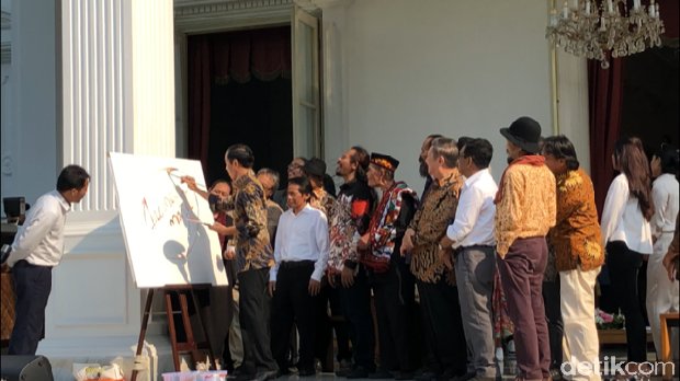 Kolaborasi Jokowi-Nasirun, Lukis 'Indonesia' di Teras Istana