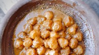 Cilok biasa disajikan dengan bumbu kacang atau saus. Nah kalau cilok postingan @dapur_nengnay ini bumbunya saus kacang nih. Foto: Instagram