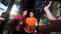 Ketua DPRD Kota Malang itu juga mengenakan rompi tahanan KPK.