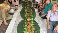 Wah seru nih, keluarga Adrian Maulana kompak makan liwetan bareng. Kayaknya semua keluarga sudah siap mau makan nih. Foto: instagram @adrianmaulana