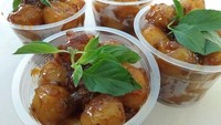 Kalau cilok yang sudah dalam mangkuk mika ini disebutnya cilok blendos. Cilok ini kepedasannya sampai level 3 nih. Foto: Instagram