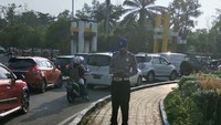 Berdasarkan keterangan dari Kapolresta Pontianak Kota, Kombes Pol Purwanto, peristiwa itu terjadi pada Jumat (6/4/2018) sekitar pukul 02.30 WIB. Mobil menabrak trotoar dalam kecepatan tinggi hingga akhirnya masuk ke kolam.