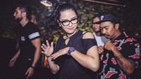 Ia bahkan sampai belajar ke kumpulan transgender demi mendalami perannya itu. (Dok.Instagram/dindakanyaa)