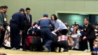 Dua petugas medis perempuan diusir dari ring sumo saat menolong seorang Wali Kota yang tiba-tiba tak sadarkan diri karena pendarahan otak. Dua petugas tersebut diusir hakim melalui pengeras suara. Perempuan memang dilarang untuk naik ke atas ring rumo, namun beberapa pihak menyayangkan apabila itu juga berlaku untuk kondisi darurat (Foto: Dok. Japan Times)