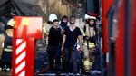 Foto: Petugas Evakuasi Korban Kebakaran di RS Taksim Istanbul