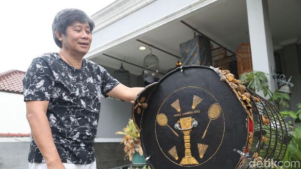 Herry Iman Pierngadi bersama kandang favoritnya.