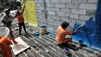 Hingga saat ini proses pengecetan kampung tersebut masih berlangsung.