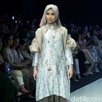 Fashion show busana muslim terbaru Ria Miranda yang mengangkat tema Lullatone di Indonesia Fashion Week 2018, Jakarta Convention Center, Sabtu [31/3/2018]. [Foto: Mohammad Abduh/Wolipop]