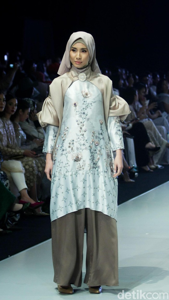 Fashion show busana muslim terbaru Ria Miranda yang mengangkat tema Lullatone di Indonesia Fashion Week 2018, Jakarta Convention Center, Sabtu [31/3/2018]. [Foto: Mohammad Abduh/Wolipop]