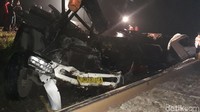 Beberapa gerbong KA Sancaka anjlok keluar rel. Sementara truk hancur nyaris tak berbentuk. (Foto: Sugeng Harianto/detikcom)