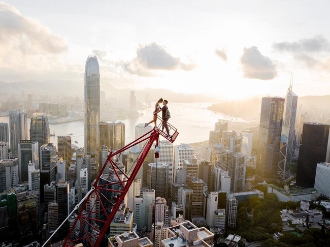 Tahun lalu, Angela Nikolau dan Ivan Kuznetsov menjadi perbincangan karena naik dan berfoto di kontruksi bangunan China 117. Foto: Instagram angela_nikolau/ beerkus/__elevation__