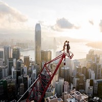 Tahun lalu, Angela Nikolau dan Ivan Kuznetsov menjadi perbincangan karena naik dan berfoto di kontruksi bangunan China 117. Foto: Instagram angela_nikolau/ beerkus/__elevation__
