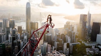 Nikolau mengklaim orang tuanya tidak masalah dengan hobinya itu dan cuma berpesan agar ia hati-hati. Kalau ke nenek kakek, aku bilang itu semua cuma Photoshop sehingga mereka tidak terlalu khawatir, jelasnya. Foto: Instagram angela_nikolau/ beerkus/__elevation__