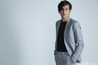 Adipati Dolken saat pemotretan Celeb of The Month 