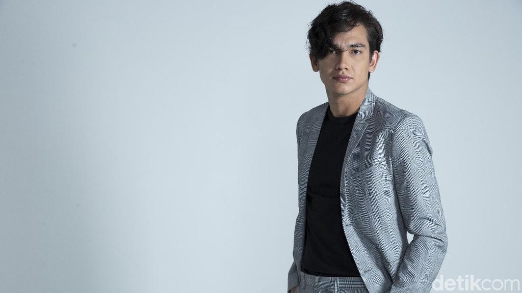 Di Teman Tapi Menikah, Adipati Dolken Ternyata Merasa Lebih Mirip Ayudia