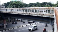 JPO ini tidak beratap.