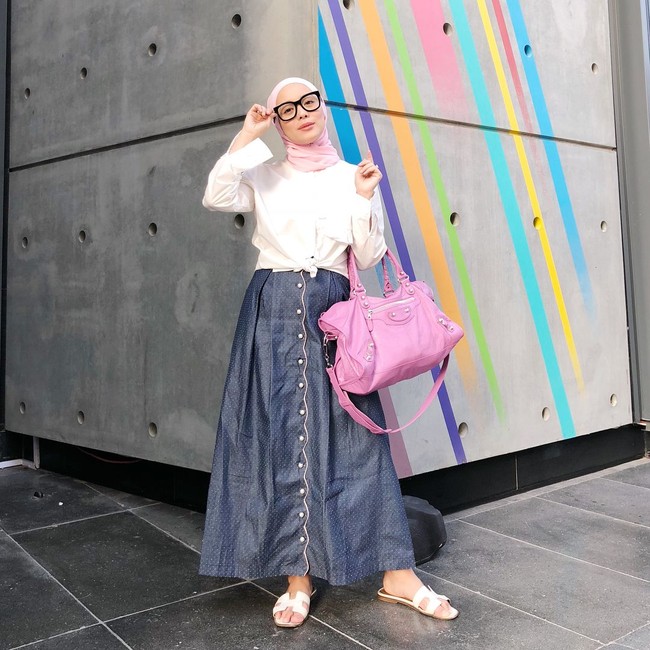 Vivy Yusof masih sering mengenakan busana karya desainer lokal, bahkan desainer Indonesia. Tampil mengenakan busana besutan Diana Rikasari, Vivy Yusof menyelaraskannya dengan tas Balenciaga seri Classic Silver City seharga $2.190 atau sekitar Rp 30 jutaan. Foto: Instagram/VivyYusof