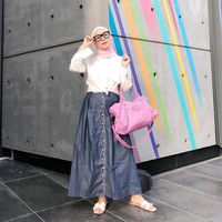 Vivy Yusof masih sering mengenakan busana karya desainer lokal, bahkan desainer Indonesia. Tampil mengenakan busana besutan Diana Rikasari, Vivy Yusof menyelaraskannya dengan tas Balenciaga seri Classic Silver City seharga $2.190 atau sekitar Rp 30 jutaan. Foto: Instagram/VivyYusof