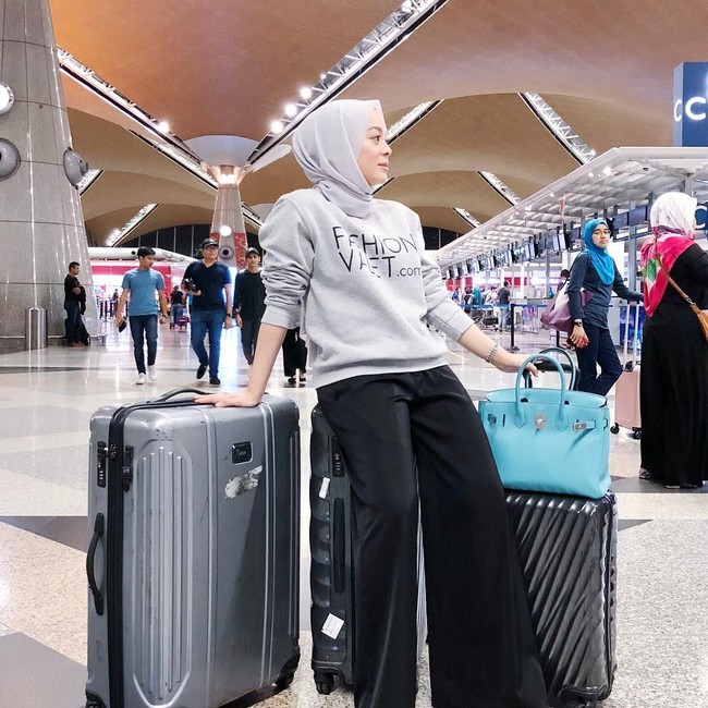 Masih dari merek dan seri yang sama, kali ini Vivy Yusof tampak membawa Hermes seri Birkin berwarna turqoise ke bandara. Harganya kurang lebih sama dengan tas sebelumnya yakni sekitar Rp 200 jutaan. Foto: Instagram/VivyYusof