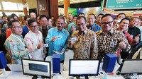 Direktur TI dan Operasi Bank Mandiri Rico Usthavia Frans, Dirut Garuda Indonesia Pahala N Mansury, Menteri Pariwisata Arief Yahya, Menteri Perhubungan Budi Karya Sumadi, dan Dirut Bank Mandiri Kartika Wirjoatmodjo hadir dalam acara tersebut. Mereka sempat menunjukkan e-money edisi GATF 2018.