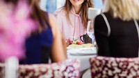 Sarapan bersama wanita sukses di New York, tulis Rania di keterangan foto ini. Kecantikan Rania bikin salah fokus ya? Foto: Instagram queenrania