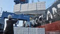 Pekerja melakukan aktivitas bongkar muat di Dermaga 101, Pelabuhan Tanjung Priok, Jakarta Utara, Jumat (6/4/2018).