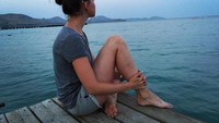 Saat Maria duduk di pinggir dermaga. Sayang, dia tidak memberitahu di mana lokasinya (_kotikova.m_/Instagram)