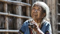 Akibat larangan yang dibuat oleh pemerintah, kini hanya wanita Suku Chin yang sudah berumur saja yang masih memiliki tato pada wajah mereka (Dave Stamboulis/BBC Travel)