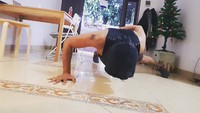 Wow, Lio bisa melakukan push-up dengan satu tangan. (Foto: instagram/corneliosunny)