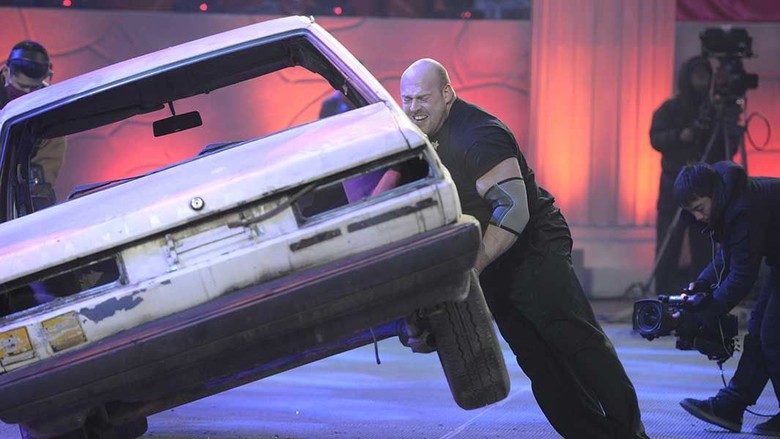Pria Ini Membalikkan 13 Mobil dalam 5 Menit. Foto: Dok. Guinness World Records Pria Ini Membalikkan 13 Mobil dalam 5 Menit. Foto: Dok. Guinness World Records