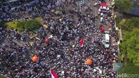 Massa sudah berkumpul di depan Bareskrim Polri, gedung KKP, Jl Medan Merdeka Timur, Jakarta Pusat sekitar pukul 14.00 WIB, Jumat (6/4/2018). 