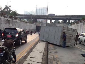 Truk Boks Terguling di Dekat Pasar Gembrong, Lalin Padat