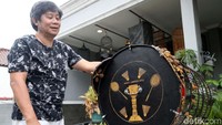 Sangkar itu didesain dengan ornamen bulutangkis dan di dasarnya bertulis Word Champions 2013. Itu menandai sukses Herry mendampingi Hendra Setiawan/Mohammad Ahsan sebagai juara dunia di tahun tersebut.
