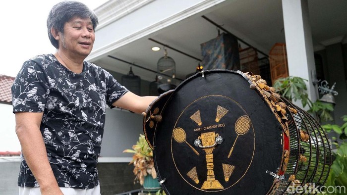 Melihat Keseharian Koh Herry Dirumah

Pelatih bulutangkis ganda putra Indonesia Herry Iman Pierngadi atau biasa dipanggil koh heri beraktifitas dirumahnya, kemarin. Selain melatih tim ganda putra Bulutangkis Indonesia, koh herry juga hobby merawat burung. Grandyos Zafna/detikcom