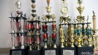 Sejumlah piala mejeng di rumahnya.