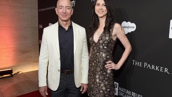 Mackenzie sekarang adalah seorang novelis. Ia senang menulis di apartemen jika ada waktu luang. Ia selalu meminta saran dari Bezos yang ia sebut pembaca terbaiknya. Foto: Getty Images
