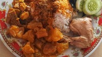 Aduh mau dong nasi Padangnya. Nasi dengan nangka gulai, ayam pop dan gulai tunjang yang terlihat nikmat. Foto: Instagram @jo_thehuntsman