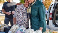 Popcorn jadi salah satu camilan yang tak boleh terlewatkan bagi Hillary. Hillary sendiri terkenal suka ngemil. Foto: Instagram @hillaryclinton