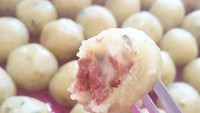 Mewah nih cilok yang satu ini, isinya daging dan keju mozarella. Yummy! Foto: Instagram